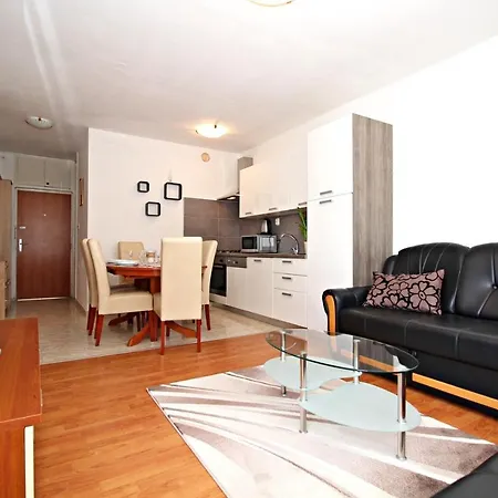 Apartment Ena's *