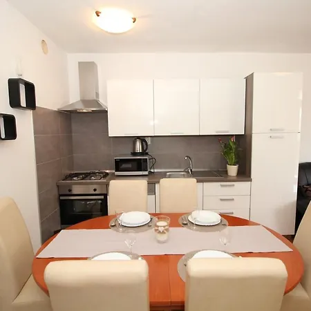 Apartment Ena's *